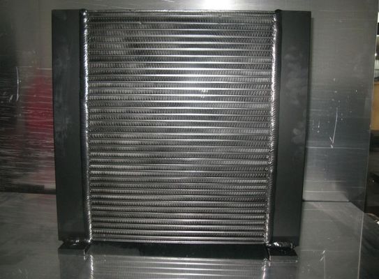 Hitam Plat Fin pemateri Hydraulic Oil Heat Exchanger untuk Excavator / vibratile Roller